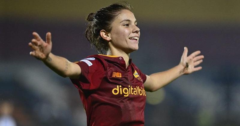 Manuela Giugliano prima calciatrice italiana candidata al Pallone d'Oro